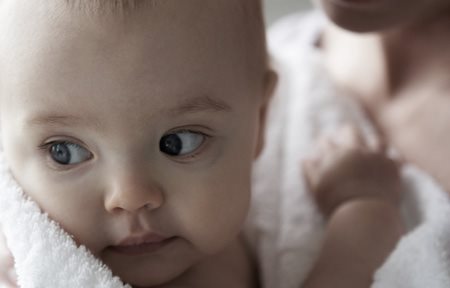 Ehình ảnh e bé trong vòng tay của mẹ