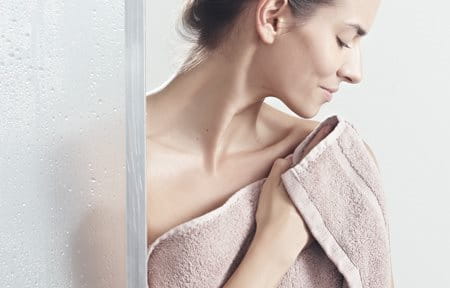 Hình ảnh cô gái đang quấn khăn tắm