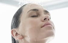 Người phụ nữ đang tắm vòi sen