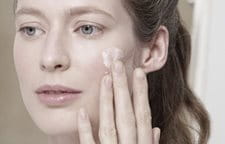 Khi mắc bệnh Viêm Da Dị Ứng ở mặt, kem dưỡng ẩm rất quan trọng trong quy trình chăm sóc da mặt hàng ngày