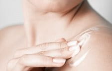 Vài sản phẩm chăm sóc da có thể thoa lên các vết sậm màu trên cơ thể.