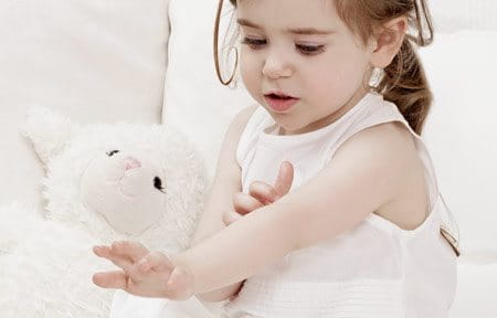 hình ảnh bé gái nhỏ đang sờ tay của em ấy