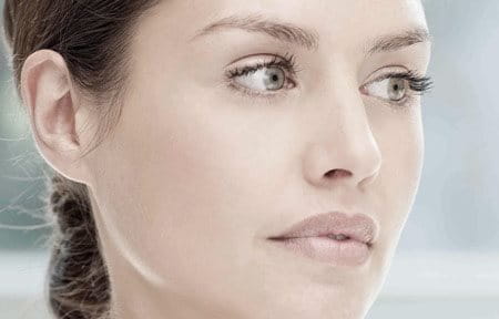 Hình ảnh gương mặt của người phụ nữ