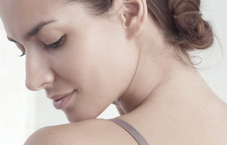 hình ảnh người phụ nữ nhìn qua đôi vai của cô ấy