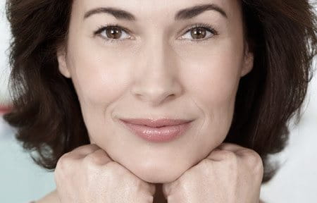 hình ảnh mặt và tay của người phụ nữ