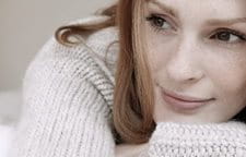 Hình ảnh người phụ nữ đang mặc áo len chui đầu