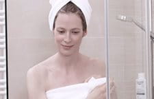 Hình ảnh người phụ nữ đang tắm vòi sen
