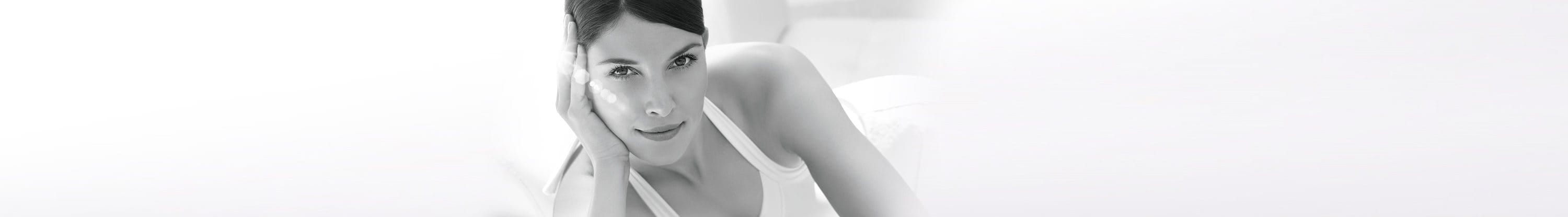 Women with the Eucerin sun protection symbol on shoulder