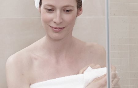 Người phụ nữ sau khi tắm xong, quấn khăn tắm, khăn xếp được thắt trên đầu cô ấy