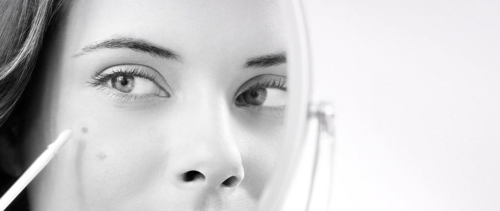 Người mẫu Eucerin đang cân bằng sắc tố trên vùng da để điều trị các đốm nâu.