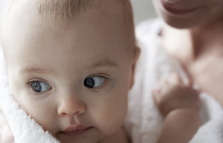 Em bé đang nằm trong chăn