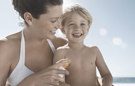 Hình ảnh người mẹ đang dùng kem chống nắng