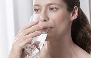 Hình ảnh người phụ nữ đang uống nước