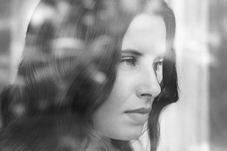 Hình ảnh người phụ nữ đang nhìn ra phía cửa sổ