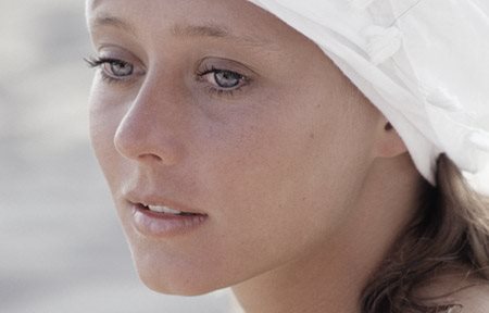 Người phụ nữ với chiếc mũ kiểu cách màu trắng