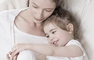 Người mẹ đang âu yếm con của cô ấy