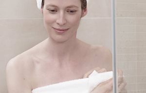 Người phụ nữ sau khi tắm xong, quấn khăn tắm, khăn xếp được thắt trên đầu cô ấy