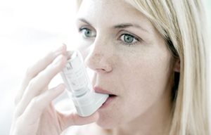 Hình ảnh người phụ nữ đang sử dụng máy xông mũi