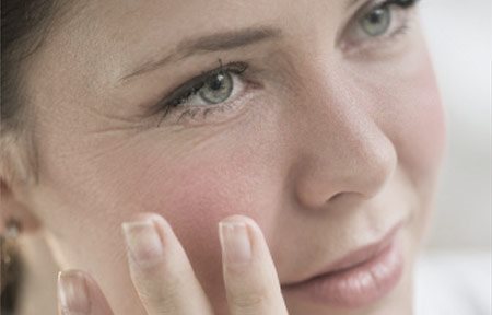 Hình ảnh cô gái chạm tay lên mặt