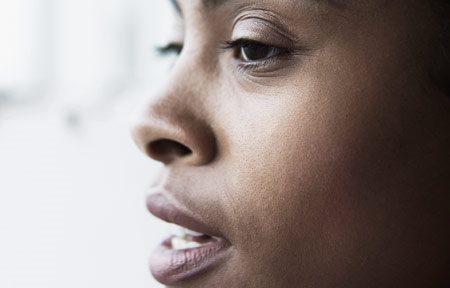 Hình ảnh gương mặt sẫm màu của cô gái