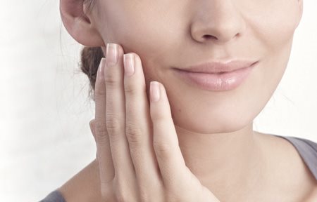 Hình ảnh cô gái đang dùng Eucerin Hyal-Urea Day hoặc Night Cream