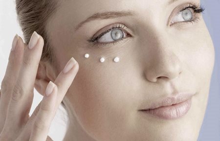 Hình ảnh cô gái đang dùng Eucerin Hyal-Urea Eye Cream