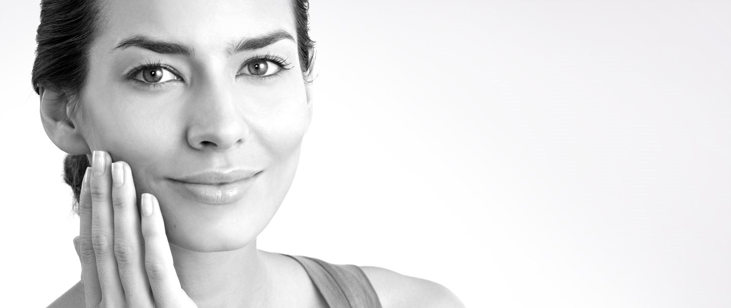 Hình ảnh người phụ nữ trung niên chạm tay lên má