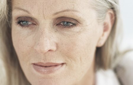 Hình ảnh gương mặt của người phụ nữ lớn tuổi