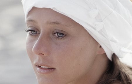 Hình ảnh gương mặt của cô gái trẻ