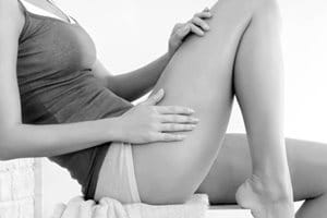 Hình ảnh cô gái đang thoa sản phẩm của Eucerin lên tay