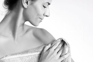 Hình ảnh người phụ nữ đang quấn áo choàng tắm