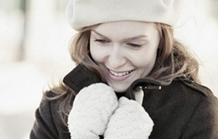 Người phụ nữ đang mặc quần áo mùa đông