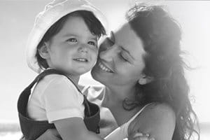 Hình ảnh người Mẹ và con của cô ấy