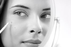 Người mẫu Eucerin đang cân bằng sắc tố trên vùng da để chống các vết thâm